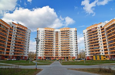 Moscow, Rusya Federasyonu-Nisan 24.2016. Ormanda Zelenograd yeşil konut kompleksi