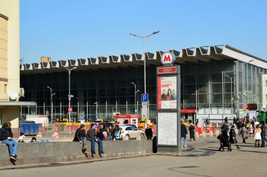 Moskova, Rusya - 10 Mart. 2016. Kursk tren istasyonunun önündeki alan. Rzd Yılda 1 milyondan fazla yolcu taşıyor
