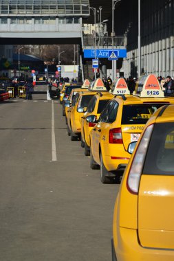 Moskova, Rusya - 10 Mart. 2016. birkaç Kursk tren garının yakınında taksiler sarı