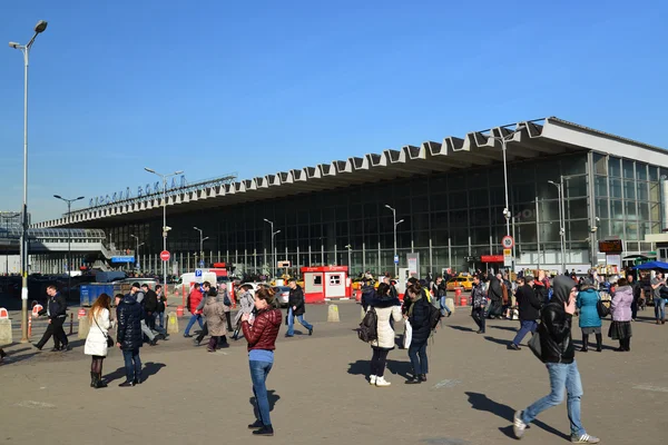 Moskau, Russland - 10. März. 2016. Das Gelände vor dem Kursker Bahnhof. rzd befördert im Jahr mehr als 1 Million Passagiere — Stockfoto