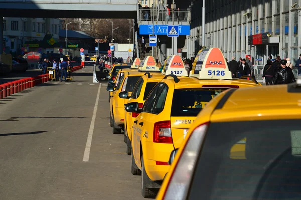 Moscow, Oroszország - március 10-én. 2016. több Sárga taxik Kurszki pályaudvar közelében — Stock Fotó