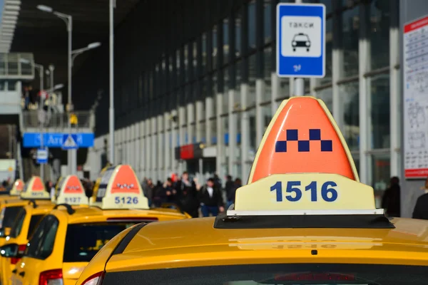 Moskva, Rusko - 10. března. 2016. několik žlutých taxi poblíž vlakového nádraží — Stock fotografie