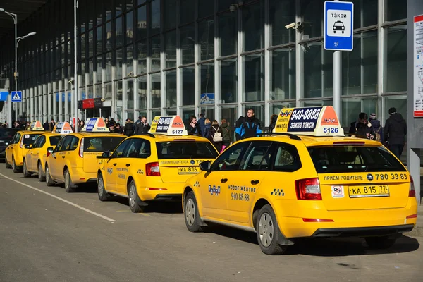 Moskva, Rusko - 10. března. 2016. několik žlutých taxi poblíž vlakového nádraží — Stock fotografie