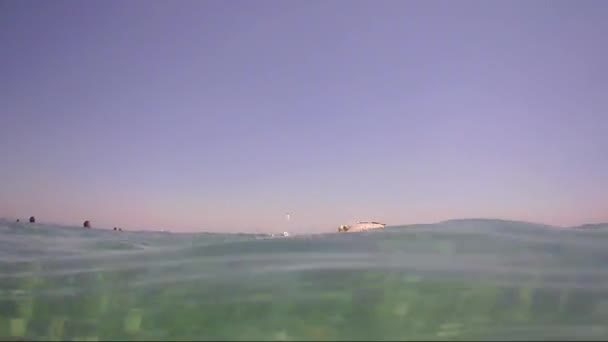 Adolescent flotte sous l'eau dans la mer 
