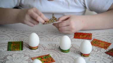Çocuk etiketleri yumurta üzerinde sopa.