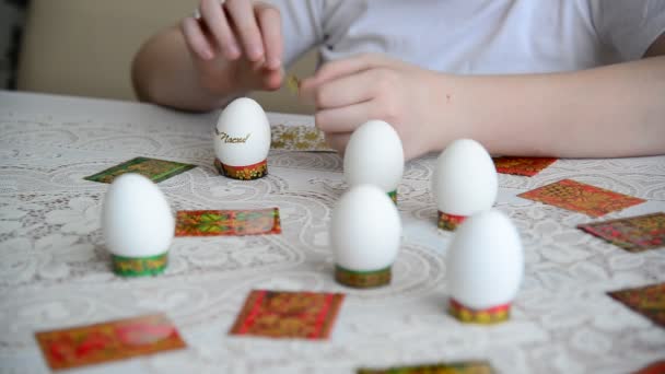 Niño palos pegatinas en los huevos de Pascua — Vídeos de Stock