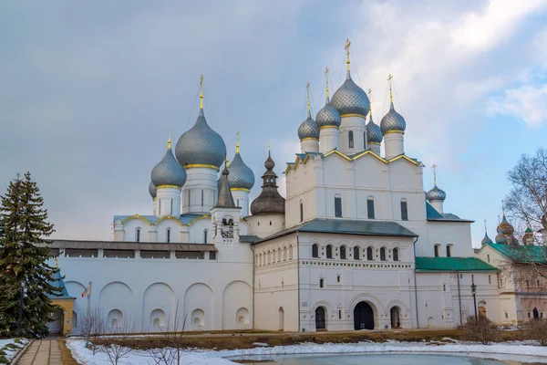 Rostov Veliki, Rusland-maart 30.2016. Tempels van Rostov Kremlin, Gouden Ring toeristische — Stockfoto