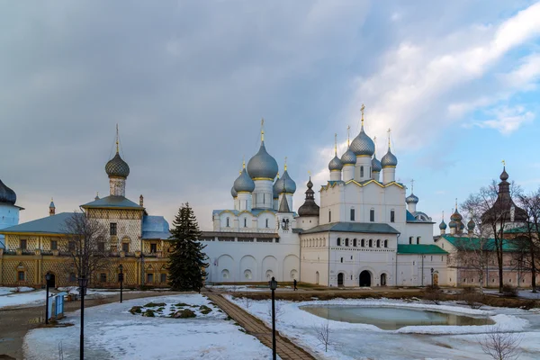 Rostov Veliki, Rusland-maart 30.2016. Panorama van van Rostov Kremlin, Gouden Ring toeristische — Stockfoto