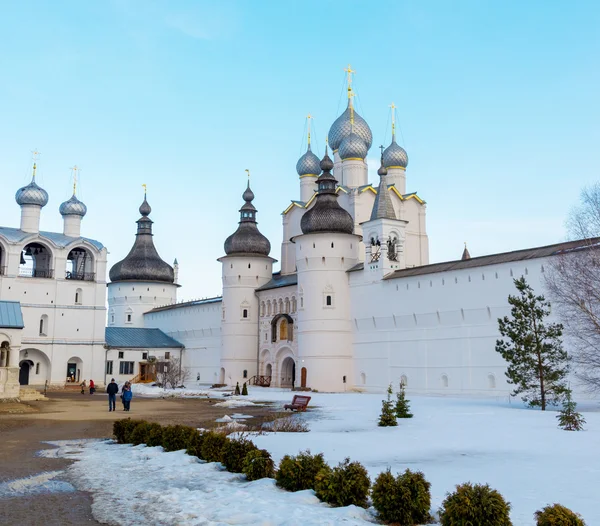 Rostov Velikij, Rusko březen 30.2016. Chrámy Rostov Kreml v zimě, zlatý prsten turistické — Stock fotografie
