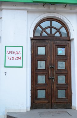 Rusya, Yaroslavl-Mart 29.2016. Kiralama - girişine yakın Probusinessbank bankaya Maximov Caddesi üzerinde yazılı..