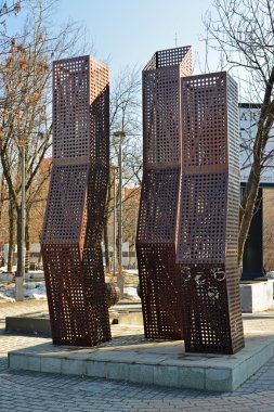 Moskova, Rusya - 10 Mart. 2016. metro Kurskaya yakınındaki bir parkta modern sanatın yükleme