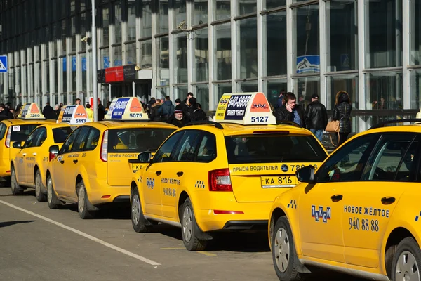 МОСКВА, РОССИЯ - 10 марта. 2016 год. Несколько жёлтых такси возле железнодорожного вокзала Курска — стоковое фото