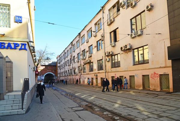 MOSCÚ, RUSIA - 10 de marzo. 2016. Plexo del tranvía de Syromyatnicheskaya bajo el viaducto ferroviario — Foto de Stock