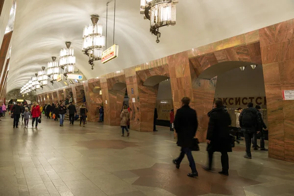 MOSCOW, RÚSSIA 27.04.2015. estações de metrô Marxistskaya. Moscow Metro transporta mais de 7 milhões de passageiros por dia — Fotografia de Stock