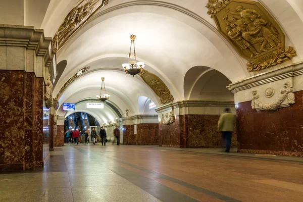 Москва, Россия -27.04.2015. ст. м. Краснопресненская. Московский метрополитен перевозит более 7 миллионов пассажиров в сутки — стоковое фото