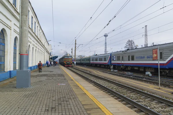 Владимир, Росія - Листопад 11.2016. Потяг прибув на вокзалі — стокове фото