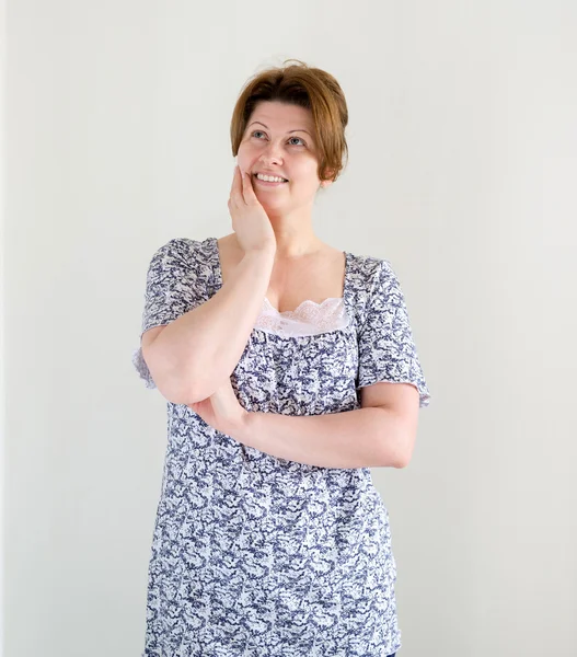 Vrouw in pyjama op lichte achtergrond — Stockfoto