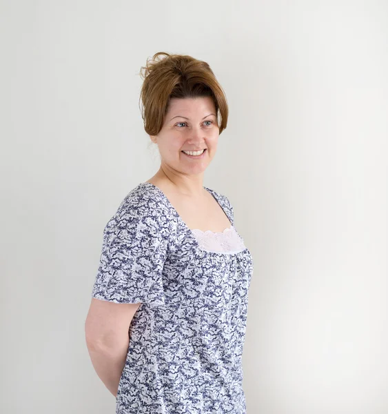 Žena v pyžamu na světlé pozadí — Stock fotografie