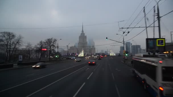 Moscú, Rusia - Febrero 21.2016. Movimiento a lo largo del puente Novoarbatsky hasta Radisson Royal Hotel — Vídeos de Stock