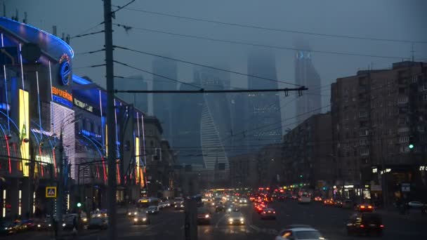 Moscú, Rusia - 21 de febrero de 2016. Centro de negocios de la ciudad de Moscú y Gran Dorogomilovskaya calle por la noche — Vídeos de Stock