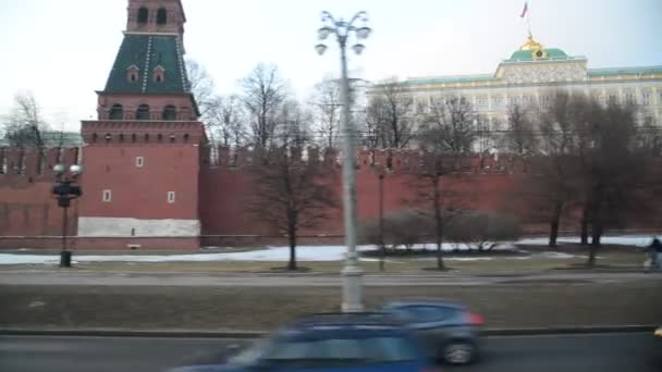 Moskova, Rusya - Şubat 21.2016. Kremlin duvarı boyunca hareket — Stok video