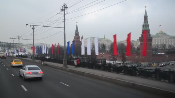 Москва, Россия - 21 февраля 2016 г. Движение по большому каменному мосту возле Кремля — стоковое видео