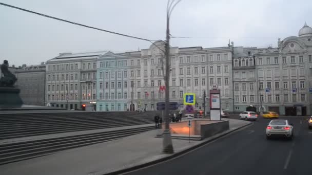 Moskau, russland - 21. februar 2016. verkehr auf der mochowaja straße am bewölkten tag — Stockvideo