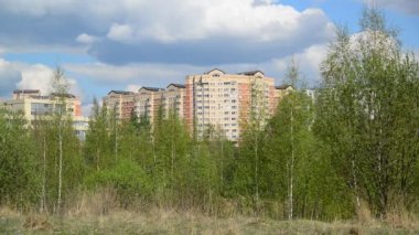 ağaçlar erken baharda arka plan üzerinde şehir