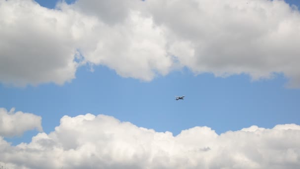 Пассажирский самолет, летящий по небу — стоковое видео