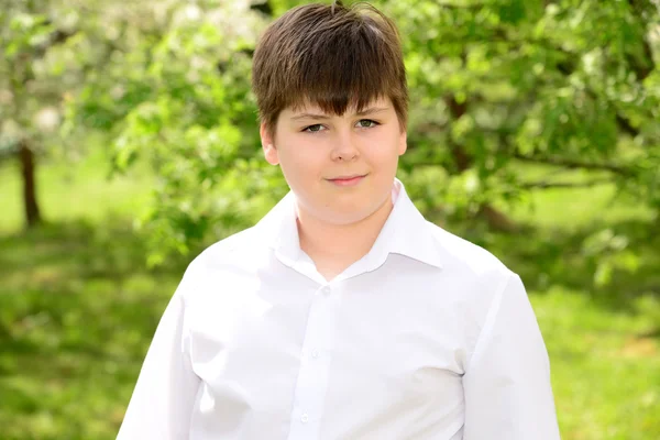 Portret van een tiener jongen in tuin — Stockfoto