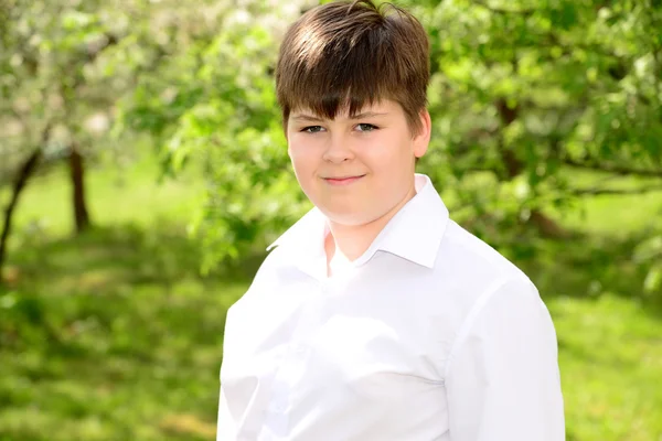 Porträt eines Jungen Teenager im Garten — Stockfoto
