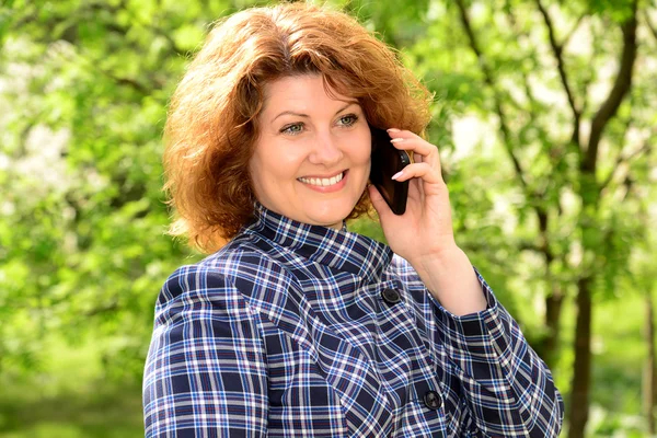 Donna che parla al cellulare nel parco — Foto Stock