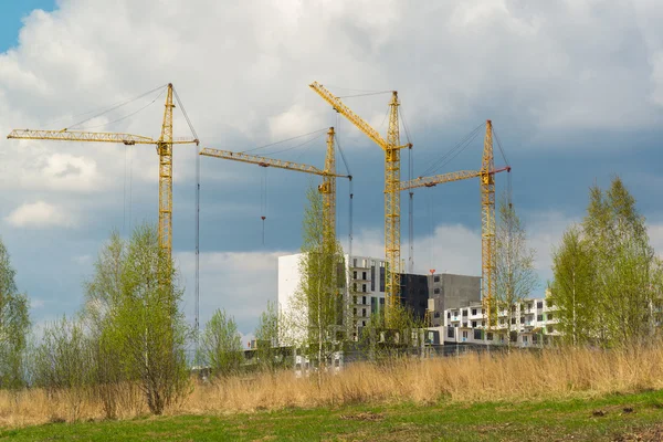 Construction multistorey apartment houses in natural landscape — Stock Photo, Image