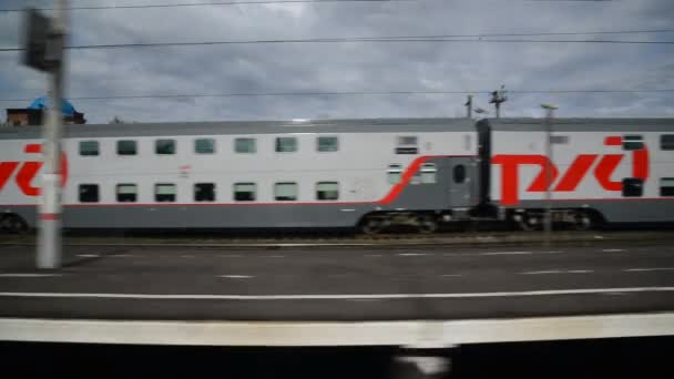 Moscú, Rusia - 25 de abril de 2016. movimiento a lo largo de los trenes de dos pisos Ferrocarriles de Rusia — Vídeos de Stock