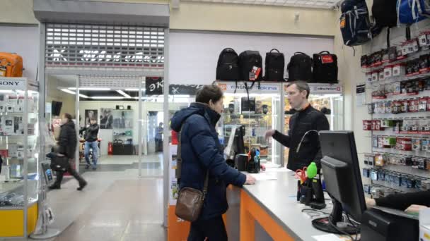 Moscú, Rusia - 18 de febrero. 2016. El vendedor aconseja al comprador en la tienda — Vídeos de Stock