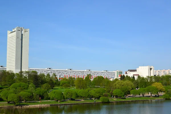 Gran estanque de la ciudad y el parque de la Victoria en Zelenograd, Rusia — Foto de Stock