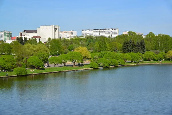 Grand étang de la ville et parc de la Victoire à Zelenograd, Russie — Photo