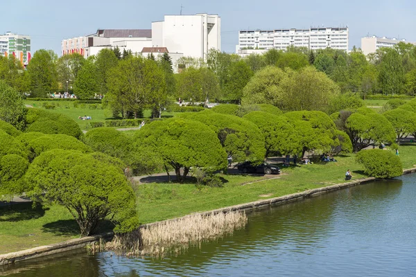 Gran estanque de la ciudad y el parque de la Victoria en Zelenograd, Rusia — Foto de Stock