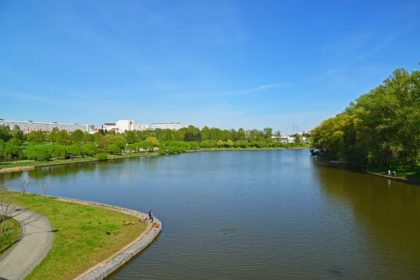 Gran estanque de la ciudad y el parque de la Victoria en Zelenograd, Rusia —  Fotos de Stock