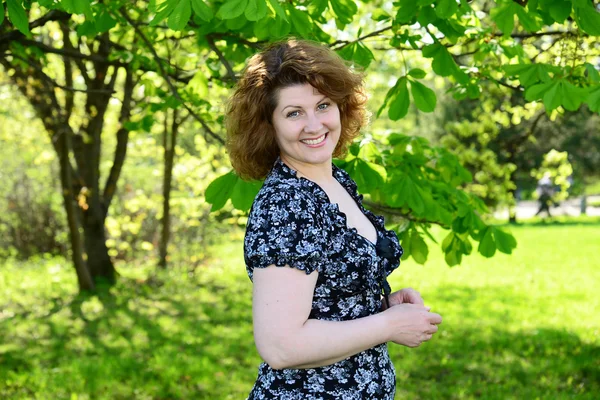 Vrouw in park in de buurt van de kastanje — Stockfoto