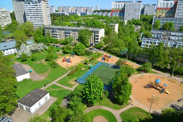 Hof mit Spielplätzen in Zelenograd, Moskau — Stockfoto
