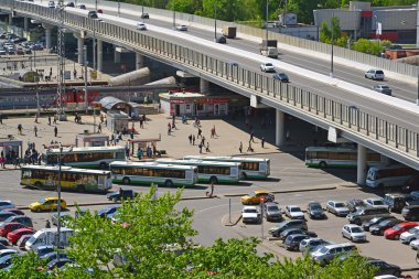 Moskova, Rusya - 13.2016 olabilir. Üstgeçit Kryukovskaya, otobüs terminaline ve tren Zelenograd stationin üzerinde Üstten Görünüm 