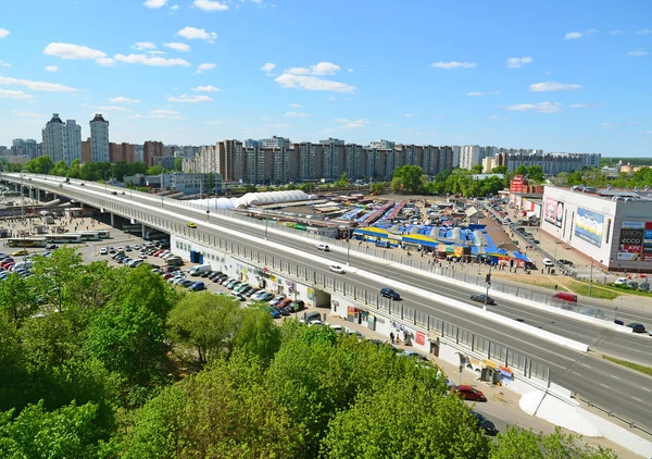 Москва, Россия - 13 мая 2016 года. Вид сверху на путепровод Крюковская в Зеленограде — стоковое фото