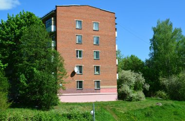 Eski beş katlı tuğla ev