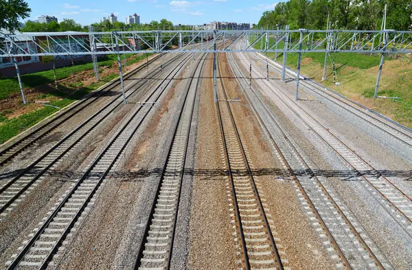 Moscou, Rússia - 13 de maio de 2016. Caminhos-de-ferro Oktyabrskaya railway em Zelenograd — Fotografia de Stock