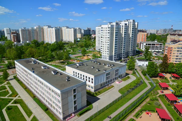 Moskau, russland - mai 13.2016. Draufsicht 20 bezirk zelenograd mit schule und kindergarten — Stockfoto