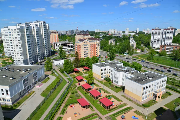 Moscou, Rússia - 13 de maio de 2016. Vista superior 20 distrito de Zelenograd com jardim de infância — Fotografia de Stock