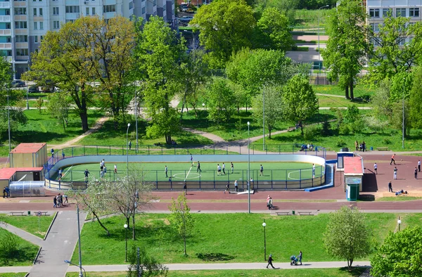 Mosca, Russia - 13 maggio 2016. Campo da calcio in 20 distretto di Zelenograd — Foto Stock