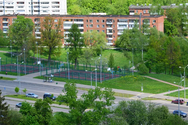 Moscou, Rússia - 13 de maio de 2016. Esportes quadras de basquete em Zelenograd — Fotografia de Stock