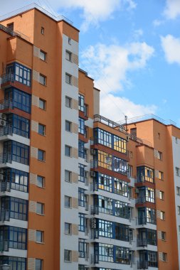 Modern bir apartmanın ön cephesi